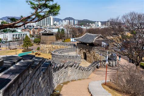  Hwaseong Fortress:  Gökyüzüne Yükselen Bir Güven Sembolü!